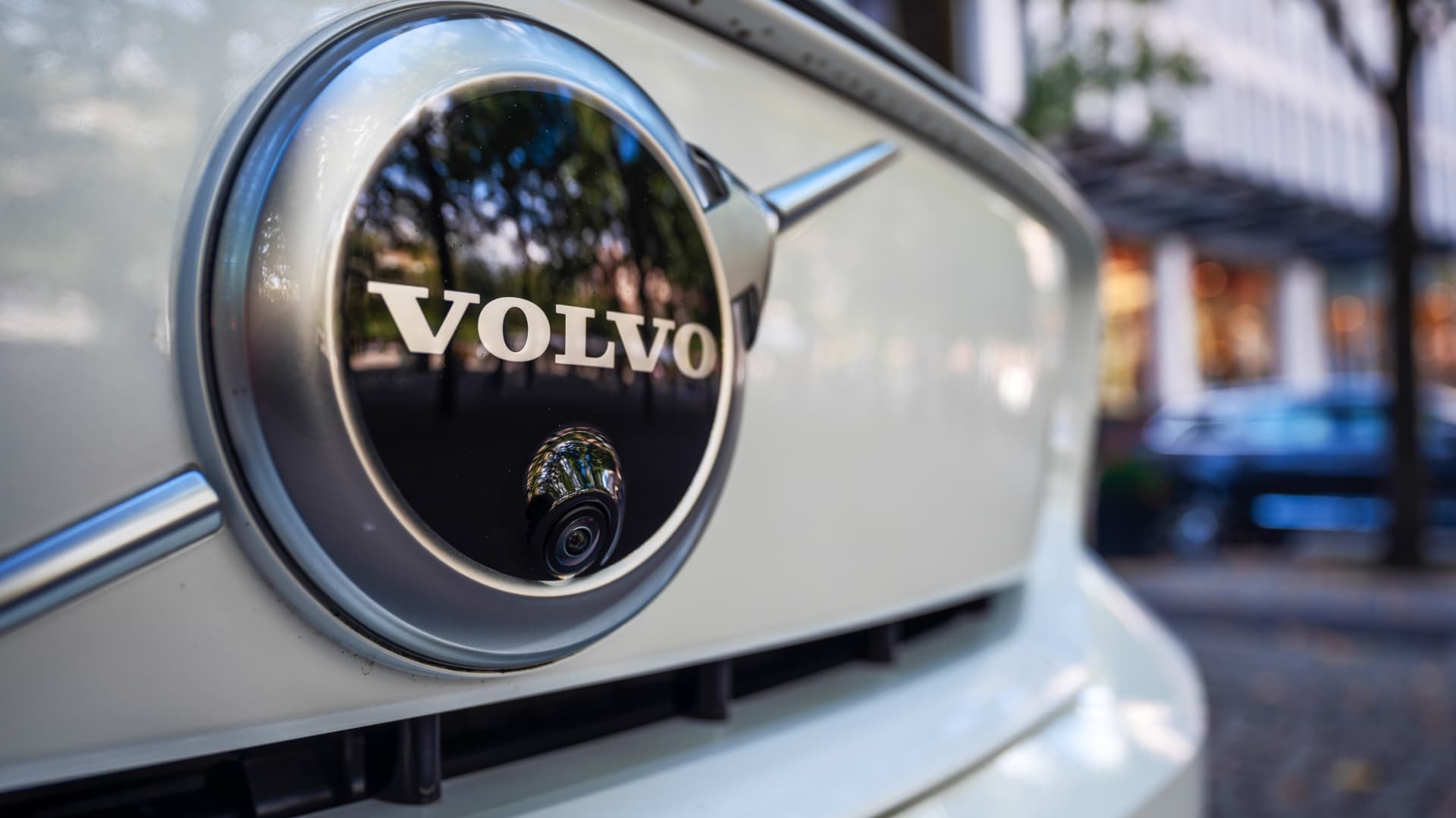 Sweden's Volvo Cars scraps plan to only sell electric vehicles by 2030