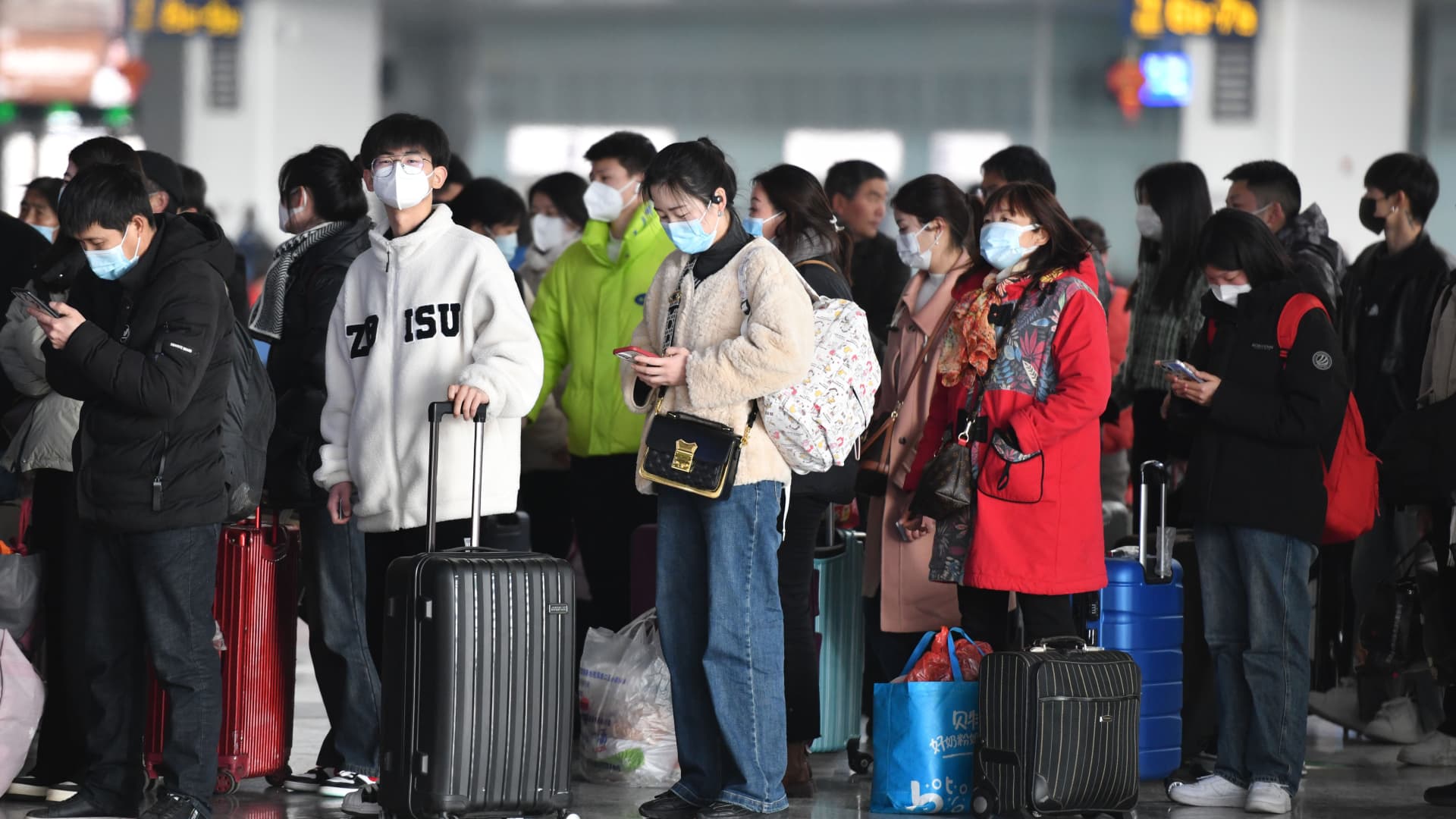 Chinese travelers taking more last-minute trips as economy struggles