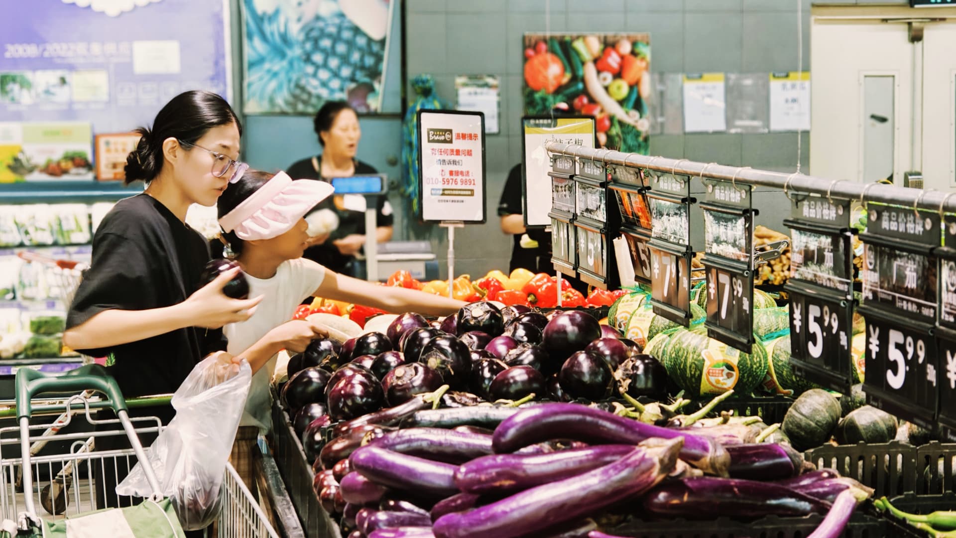 China's consumer price index climbs 0.6% in August, missing expectations