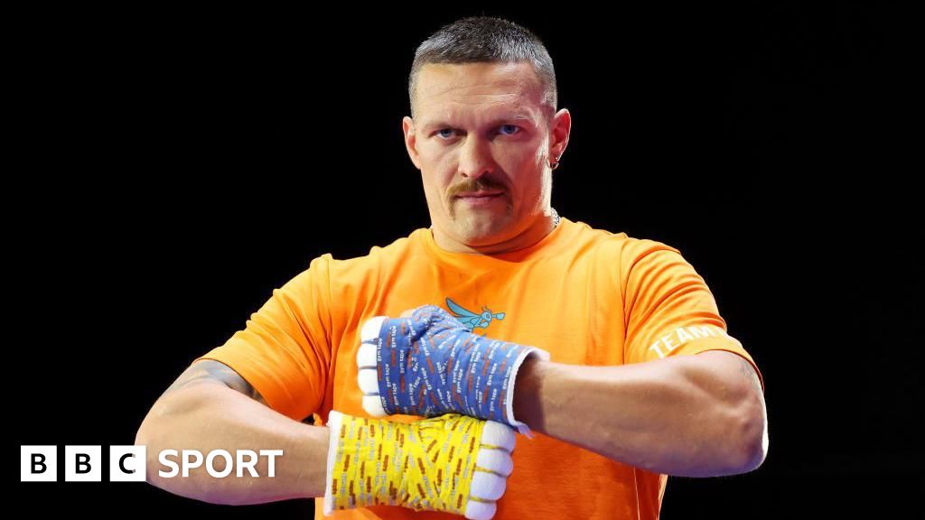 Oleksandr Usyk holds up his fists