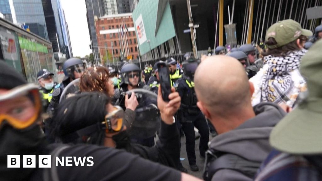 Protesters clash with police at Melbourne anti-war demonstration