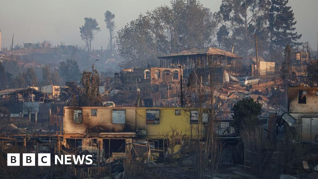 Firefighter 'who wanted to be hero' held over deadly Chile blaze