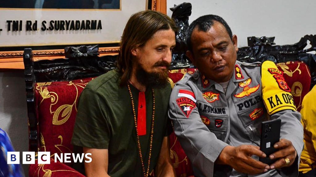 New Zealand pilot Philip Mehrtens freed by Papua rebels